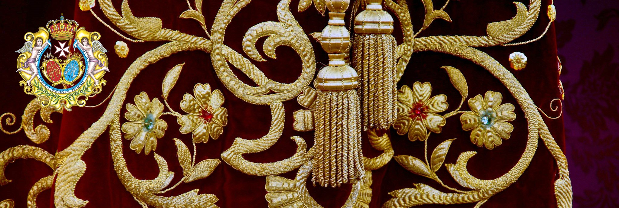 Detalle de bordado en oro de túnica granate