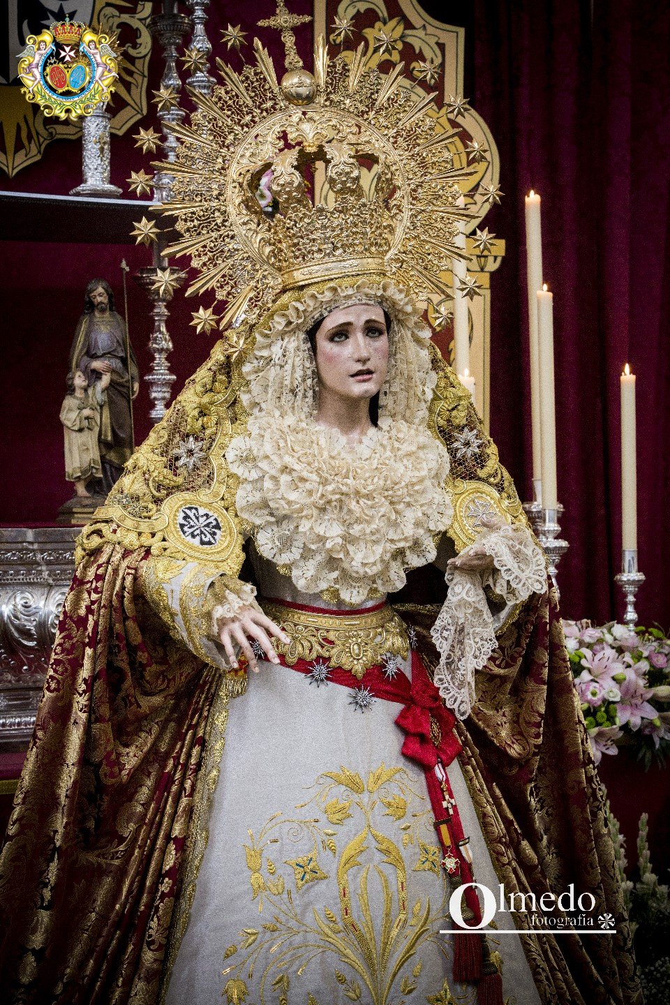 Conjunto de rosarios y cruces dispuestos para inventario