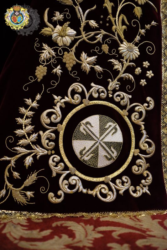 Detalle de collar de perlas y mariquillas