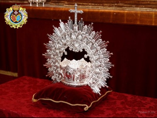 Detalle de diadema sobredorada sobre la imagen