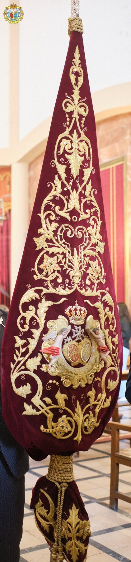 Detalle del escudo de la Hermandad en la bandera