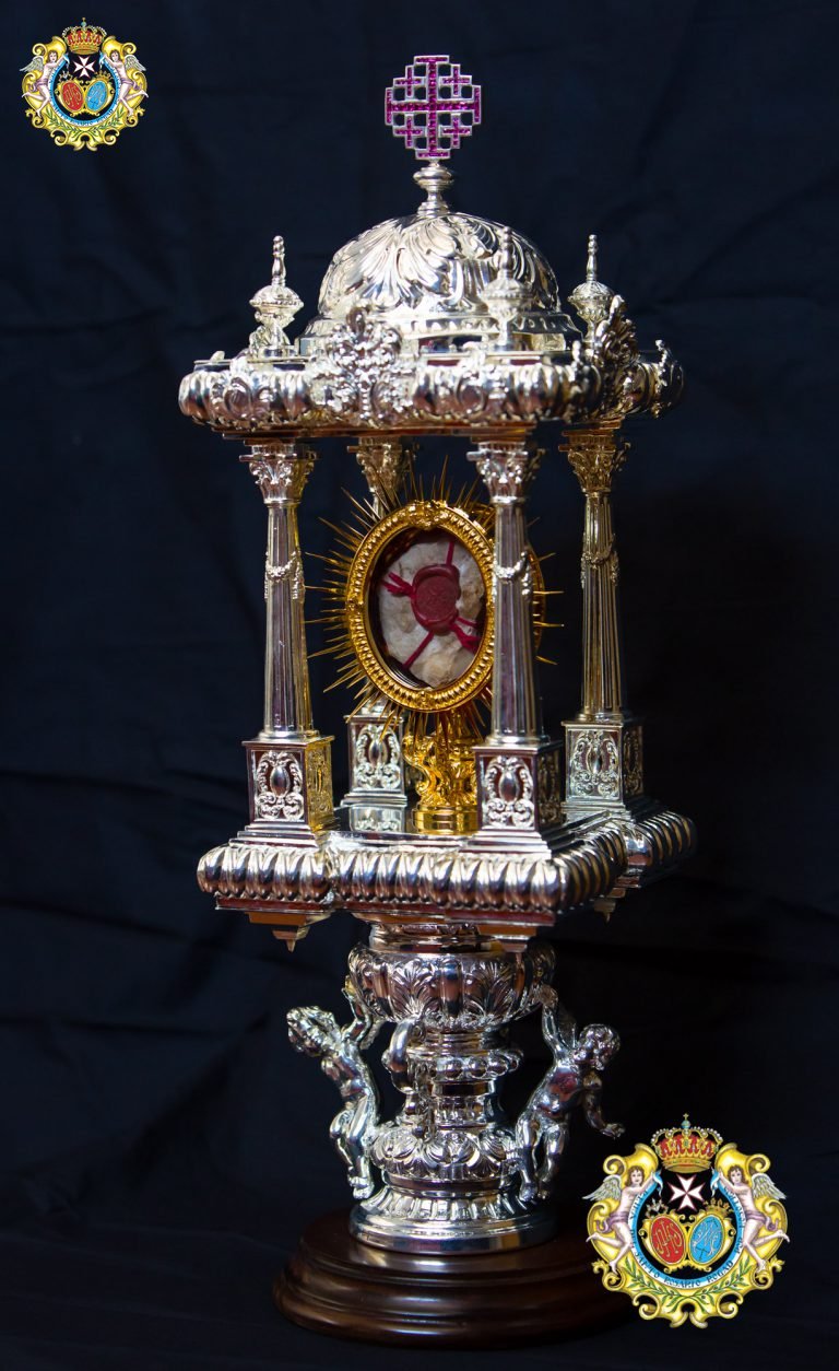 Detalle superior del relicario con columnas compuestas y Cruz de Jerusalén con pedrería