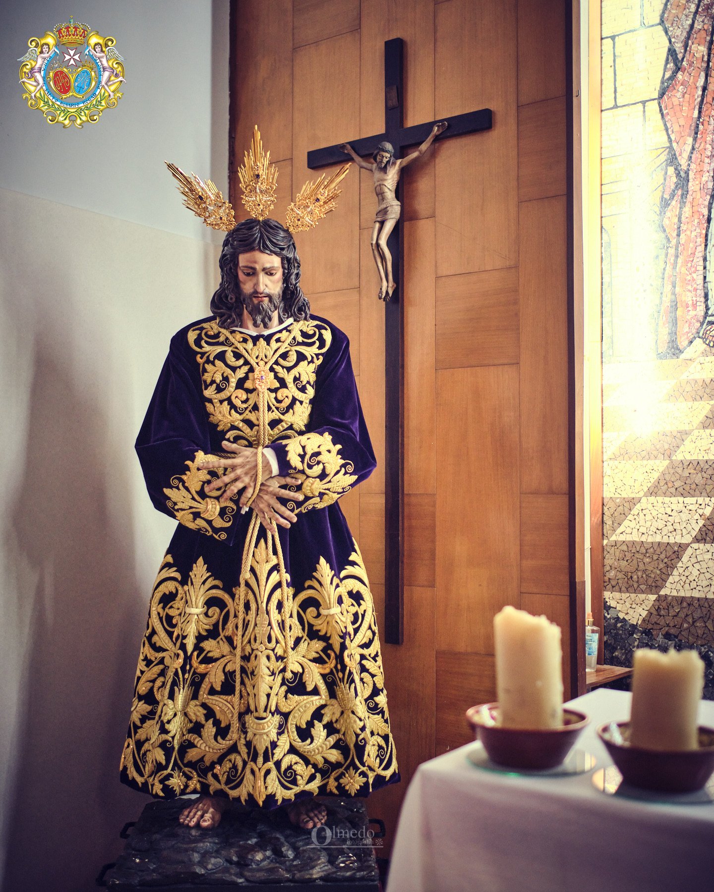 Túnica morada bordada en oro fino sobre maniquí